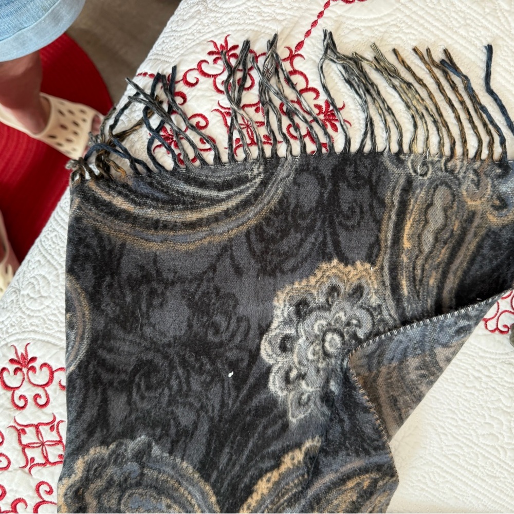 Chic Gray And Cream Patterned Scarf - image 4